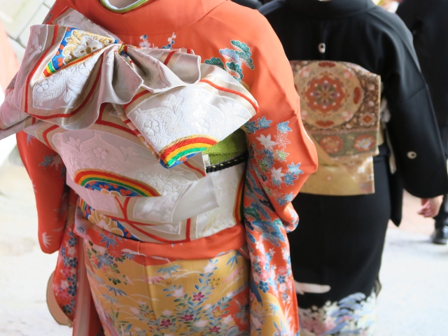 花嫁の疑問解消】色打掛と引き振袖、結婚式での違いとおすすめスタイル