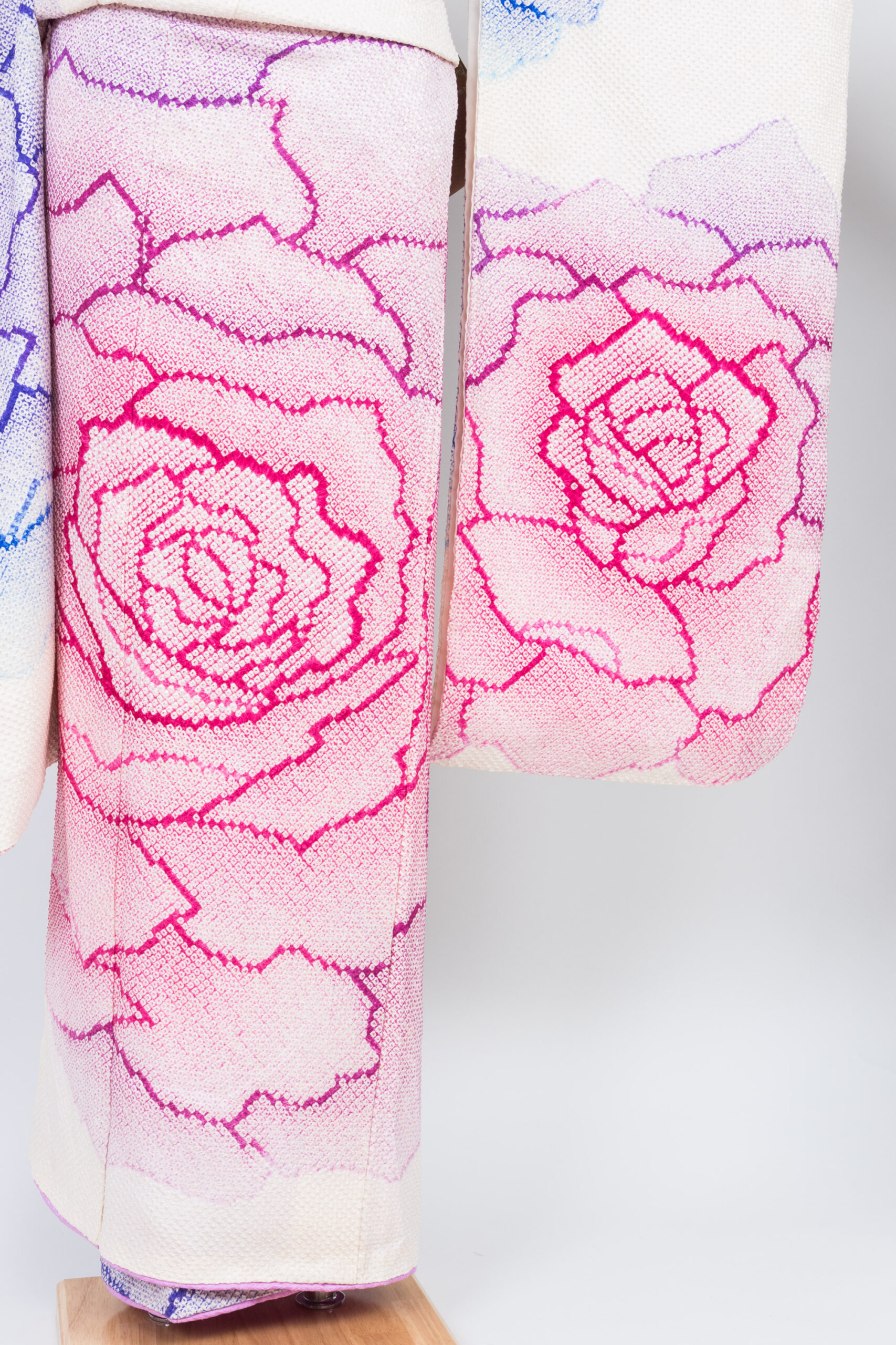 着物のプロ推奨】薔薇柄の着物でつくる華やかコーデとレンタル完全