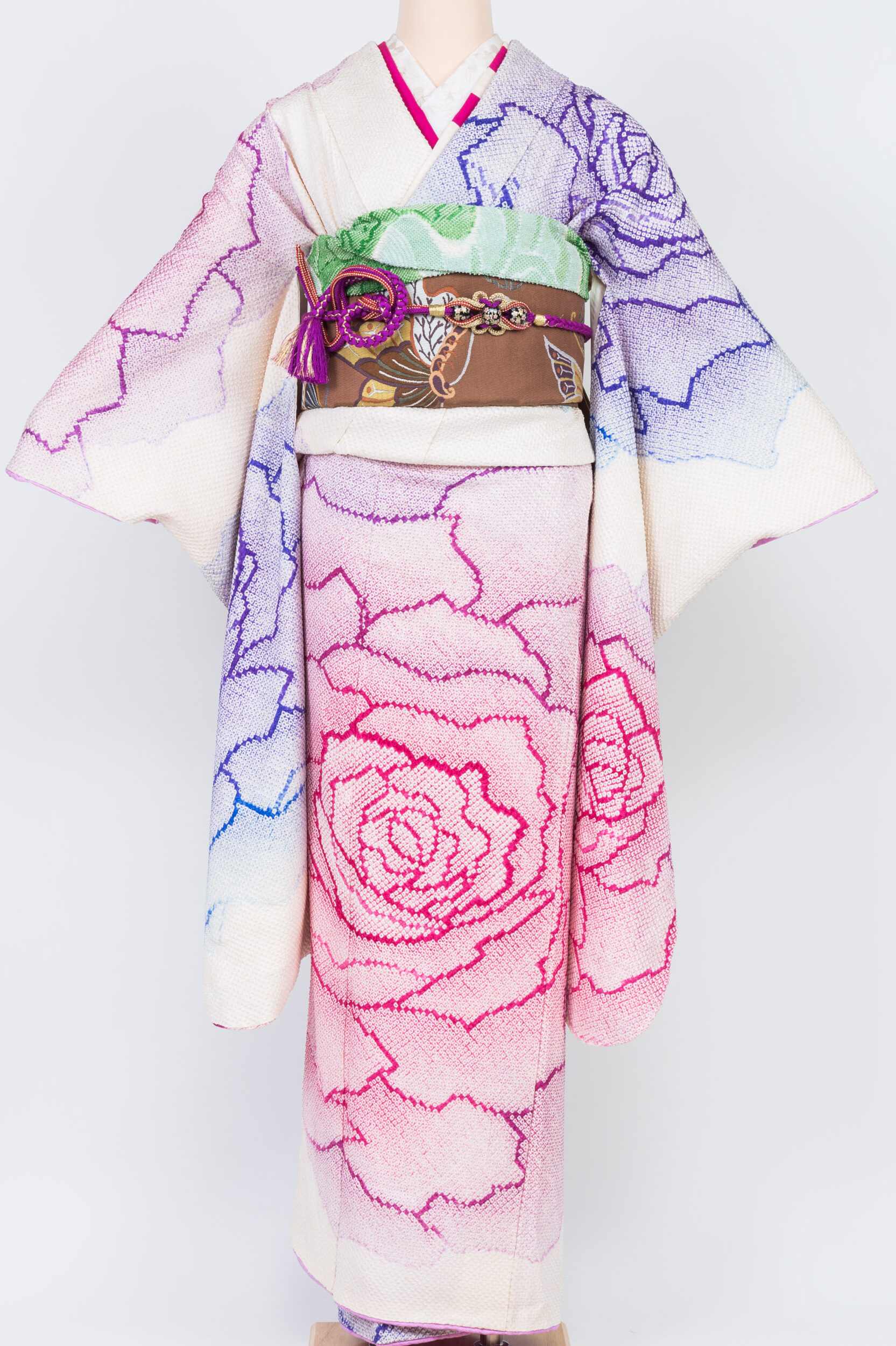 豪華な刺繍美しい振り袖 正絹 総絞り 金駒刺繍 吉祥花文 正絹振袖