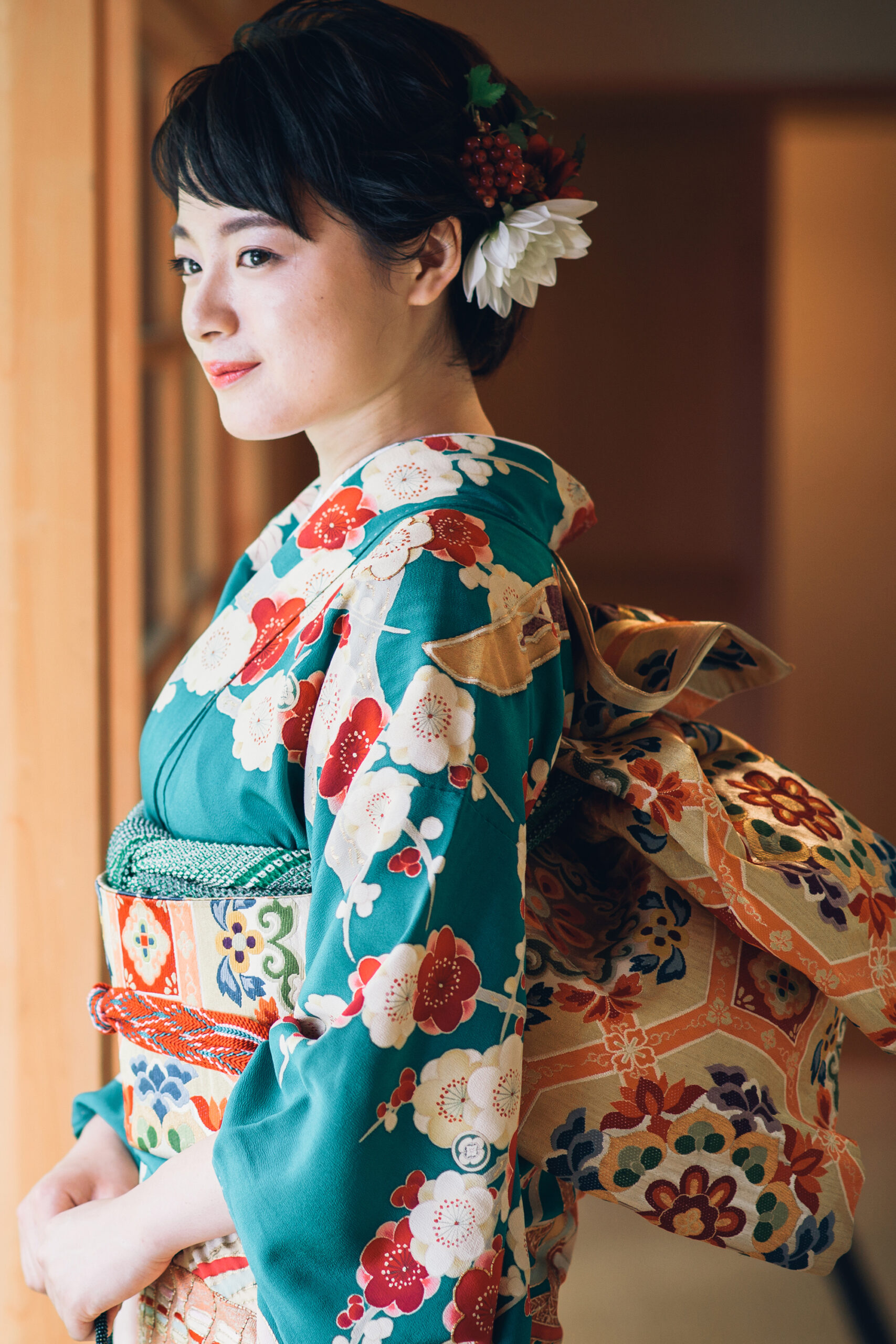 地紋の入った白地に梅の花の振袖 金駒刺繍 着物（振袖 金駒刺繍
