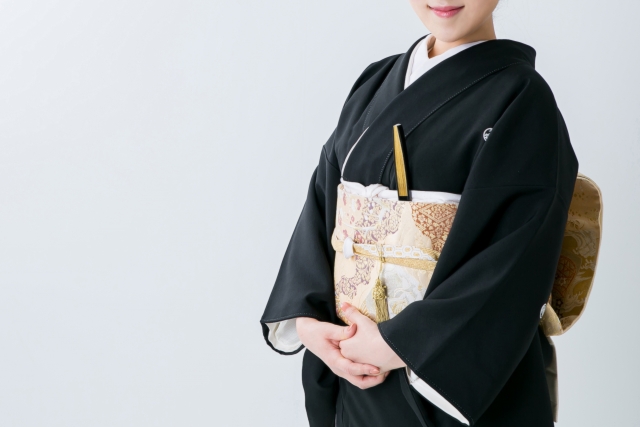 2025年最新版】結婚式に母親が着ていく留袖の選び方・着方を徹底解説