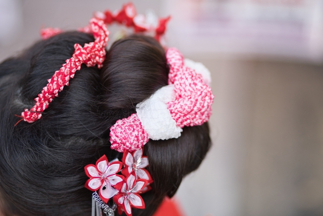 着物のプロ監修】3歳の七五三で日本髪を結いたい！定番は「桃割れ